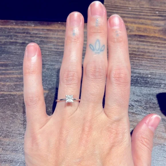 0.80 Carat Engagement Ring, 18K - Picture 1 of 6